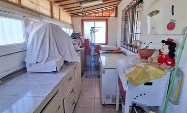Casa solida,5 dorm.4 baños, estar, terraza, estacionamiento.