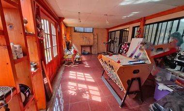 Casa solida,5 dorm.4 baños, estar, terraza, estacionamiento.