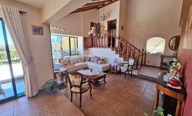 Casa solida,5 dorm.4 baños, estar, terraza, estacionamiento.