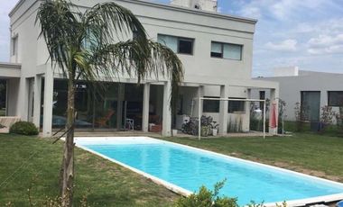 Casa en Barrio Rumenco de 4 Ambientes