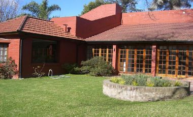 Gran parque y casa desarrollada mayormente en una planta