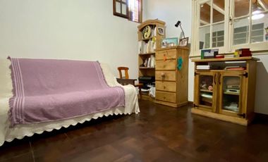 Casa de  3 AMBIENTES ubicada a 700 metros de la estación de trenes.