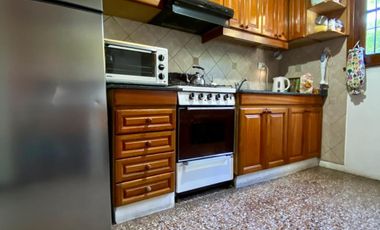 Casa de  3 AMBIENTES ubicada a 700 metros de la estación de trenes.