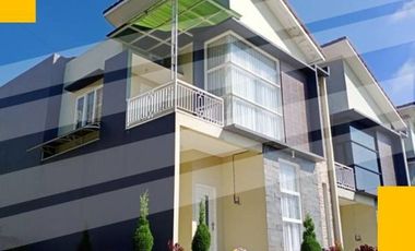 Rumah villa lengkap dengan kolam renang di kota wisata