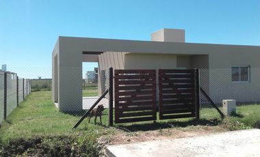 OPORTUNIDAD VENDE PROPIEDAD EN BARRIO ABIERTO FUNES NORTE ESTILO MODERNA