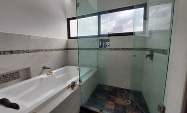 HERMOSA RESIDENCIA MODERNISTA  EN CONDOMINIO CON ALBERCA TECHADA