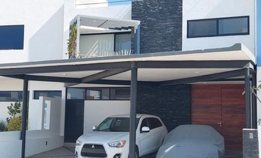 HERMOSA RESIDENCIA MODERNISTA  EN CONDOMINIO CON ALBERCA TECHADA