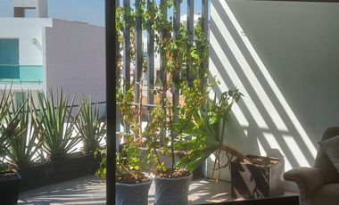 HERMOSA RESIDENCIA MODERNISTA  EN CONDOMINIO CON ALBERCA TECHADA