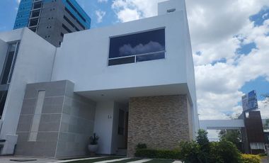Se Vende Casa en Hacienda Juriquilla, Roof Garden, 3 Niveles, 3 Recamaras, 3.5 B