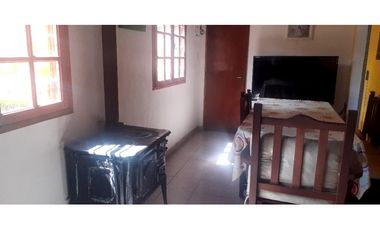 Casa 5 ambientes con dos galpones/ 1 1/4 Hectarea/ Zona La Trinidad