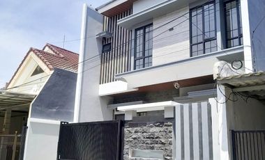 Rumah Baru Gress di Wisma Permai Surabaya Timur, 2 Lantai, Minimalis, Hanya 2 menit ke Galaxy Mall !!! - EA -