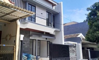 Rumah Baru Gress di Wisma Permai Surabaya Timur, 2 Lantai, Minimalis, Hanya 2 menit ke Galaxy Mall !!! - EA -