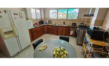 CASA DE DOS PLANTAS AL LADO DE LA PANAMERICANA