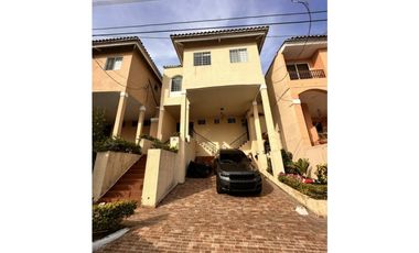 VENTA CASA EN ALTOS DEL BOSQUE - BARRIADA EL DORAL - PANELES SOLARES