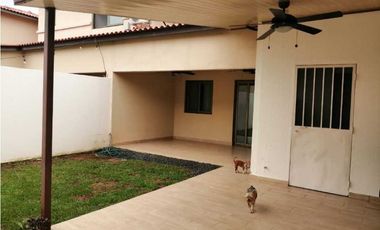 SE VENDE O SE ALQUILA CASA AMOBLADA EN WOODLAND PANAM PACFICO