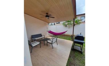 SE VENDE O SE ALQUILA CASA AMOBLADA EN WOODLAND PANAM PACFICO