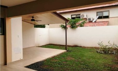 SE VENDE O SE ALQUILA CASA AMOBLADA EN WOODLAND PANAM PACFICO