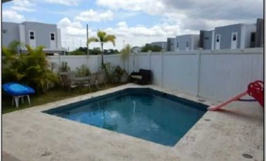 VENDO CASA CON PISCINA EN PASEO NORTE