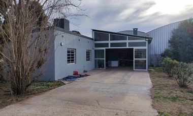 Galpónes 2000 m2 en total s/Lote 8600m2(108x80)a 100m Ruta11