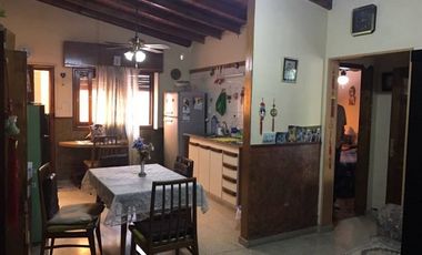 VENTA CASA 3 AMB. C/COCHERA Y PATIO. QUILMES SUR.