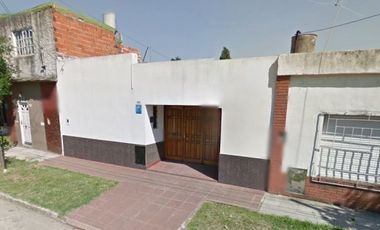 VENTA CASA 3 AMB. C/COCHERA Y PATIO. QUILMES SUR.
