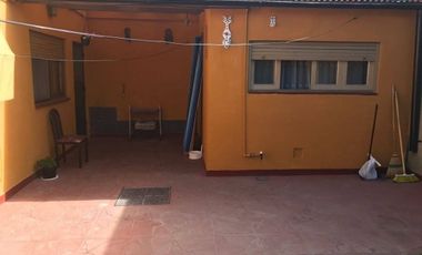 VENTA CASA 3 AMB. C/COCHERA Y PATIO. QUILMES SUR.