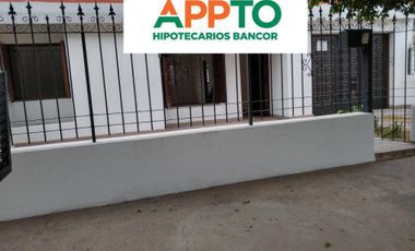 Cómoda Casa en venta - 2 dormitorios, cochera y patio -Parque Liceo III Sección -  APTO BANCOR