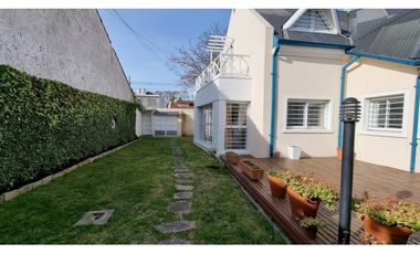 Chalet de 4 ambientes con cochera doble y parque. Zona Chauvin.