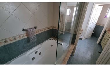Chalet de 4 ambientes con cochera doble y parque. Zona Chauvin.