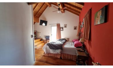 Chalet de 4 ambientes con cochera doble y parque. Zona Chauvin.