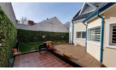 Chalet de 4 ambientes con cochera doble y parque. Zona Chauvin.