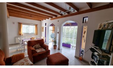 Chalet de 4 ambientes con cochera doble y parque. Zona Chauvin.