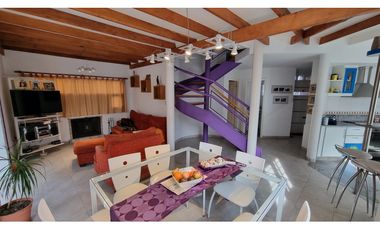 Chalet de 4 ambientes con cochera doble y parque. Zona Chauvin.