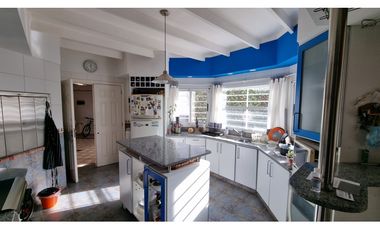 Chalet de 4 ambientes con cochera doble y parque. Zona Chauvin.