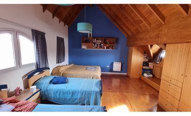 Chalet de 4 ambientes con cochera doble y parque. Zona Chauvin.
