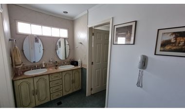 Chalet de 4 ambientes con cochera doble y parque. Zona Chauvin.
