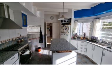 Chalet de 4 ambientes con cochera doble y parque. Zona Chauvin.