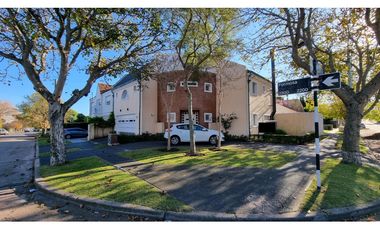 Chalet de 4 ambientes con cochera doble y parque. Zona Chauvin.