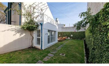 Chalet de 4 ambientes con cochera doble y parque. Zona Chauvin.