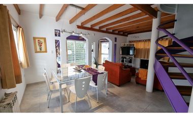 Chalet de 4 ambientes con cochera doble y parque. Zona Chauvin.