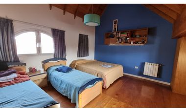 Chalet de 4 ambientes con cochera doble y parque. Zona Chauvin.