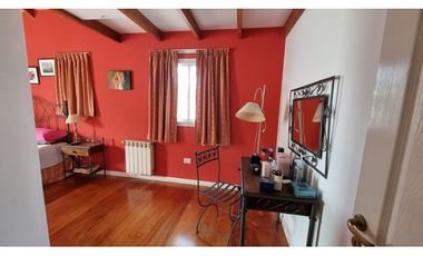 Chalet de 4 ambientes con cochera doble y parque. Zona Chauvin.