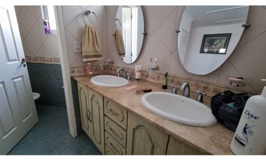 Chalet de 4 ambientes con cochera doble y parque. Zona Chauvin.