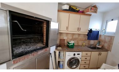 Chalet de 4 ambientes con cochera doble y parque. Zona Chauvin.