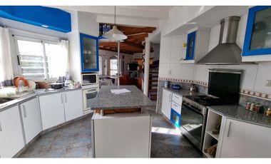 Chalet de 4 ambientes con cochera doble y parque. Zona Chauvin.