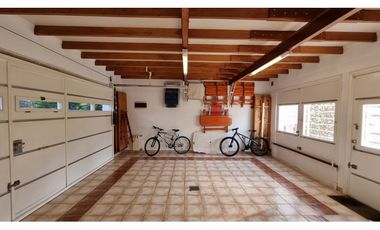 Chalet de 4 ambientes con cochera doble y parque. Zona Chauvin.