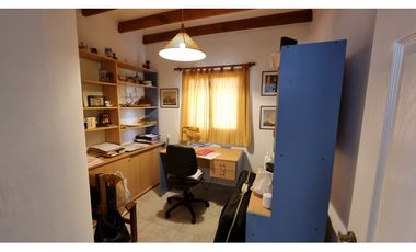 Chalet de 4 ambientes con cochera doble y parque. Zona Chauvin.