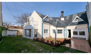 Chalet de 4 ambientes con cochera doble y parque. Zona Chauvin.