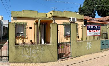 Casa tipo P.H. al frente ubicada sobre la Avenida Tomás Espora.