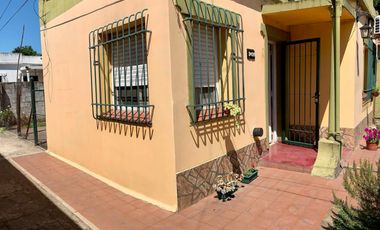 Casa tipo P.H. al frente ubicada sobre la Avenida Tomás Espora.